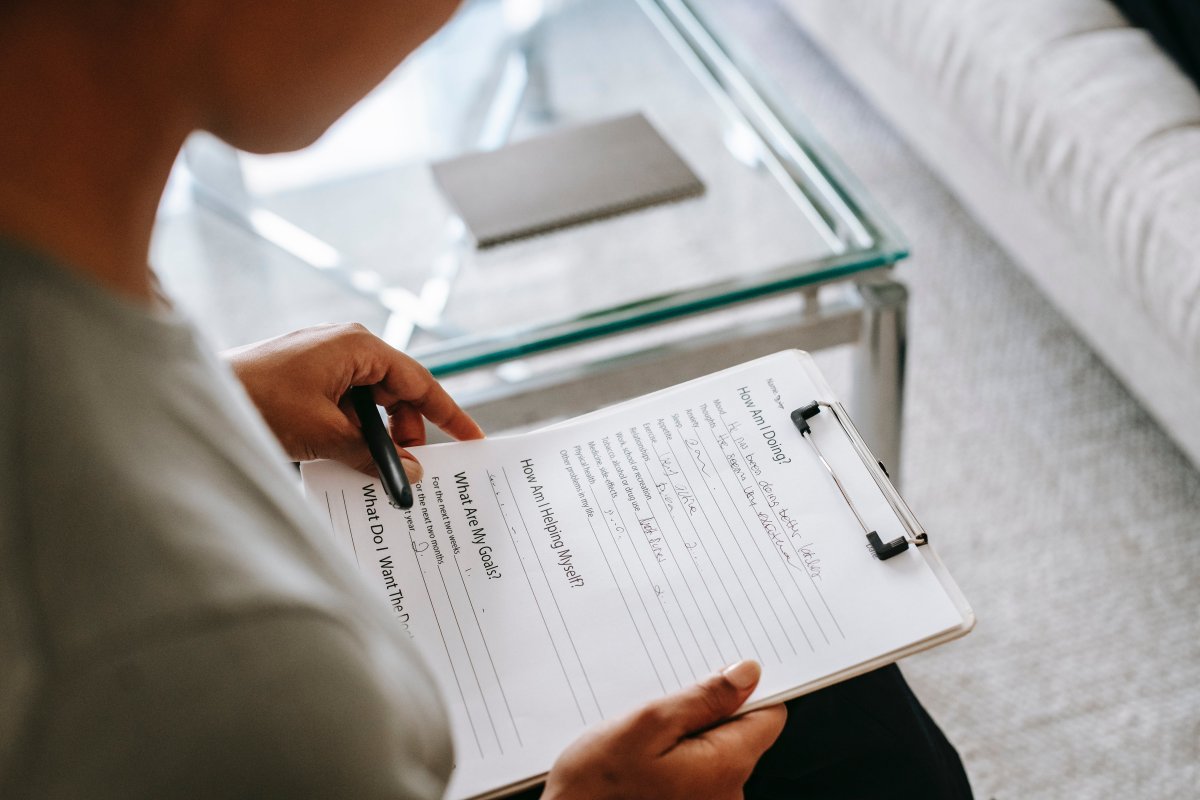 Bilan Neuro La thérapeute prend des notes afin de remplir son bilan neuropsychologique